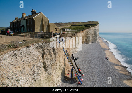 Fischerhütten auf den Klippen am Birling Gap in East Sussex, England. Stockfoto