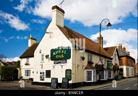 Ein typisch traditionellen englischen Country-Pub oder Gasthaus im Dorf of Pewsey Wiltshire England UK Stockfoto