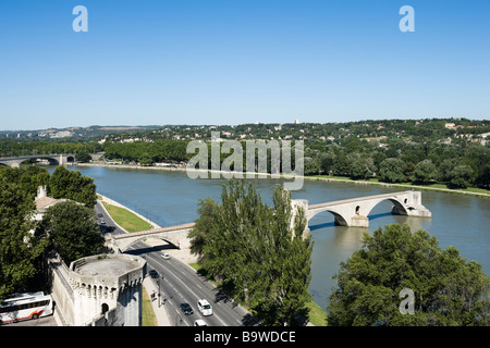 Pont Saint-Benezet (die berühmte Pont d ' Avignon) auf der Rhone, gesehen vom Rocher des Doms Park, Avignon, Provence, Frankreich Stockfoto