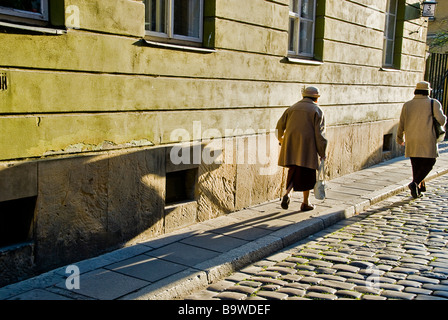 Frauen gehen in den Straßen der alten Stadt Warschau bei Sonnenuntergang, Warschau, Polen, Europa. Stockfoto