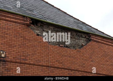 Giebelseite des Hauses Mauerwerk gefallen Weg / eingestürzten nach Sturmschäden und mangelnde Metall Ziegel Bindungen Stockfoto