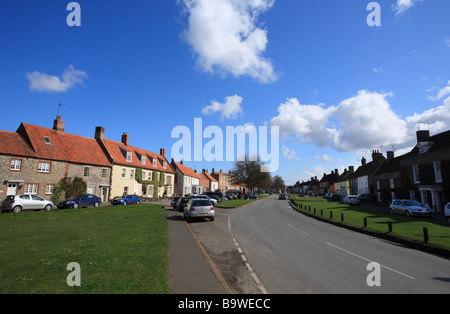 Kirche zu gehen und das Grün auf dem Dorfmarkt von Burnham North Norfolk. Stockfoto