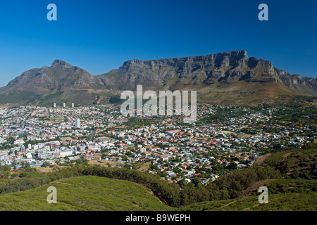 Table Mountain und der City of Cape Town. Auf der linken Seite ist des Teufels Gipfel und auf der rechten Seite sind die zwölf Apostel. Stockfoto