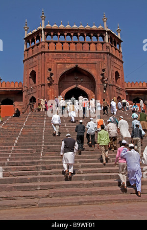 Freitag Gläubige strömen durch die Tore der Jama Masjid Moschee in Alt-Delhi, Indien Stockfoto