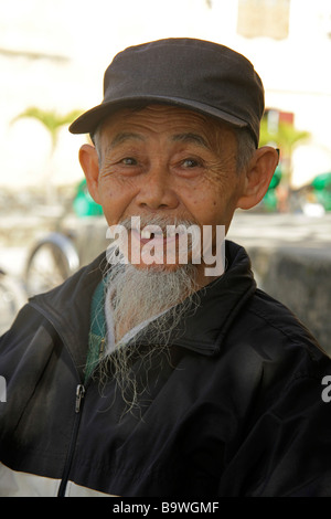 bärtiger Alter Mann mit Hut in Hoi An Vietnam Stockfoto