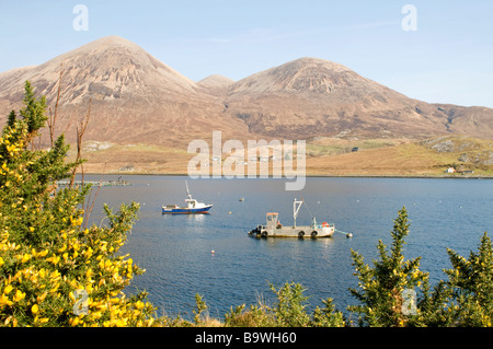 Die zwei Berge der Beinn Na Caillaich und Beinn Dearg von Loch ich bei Strathaird Isle Of Skye.  SCO 2244 Stockfoto