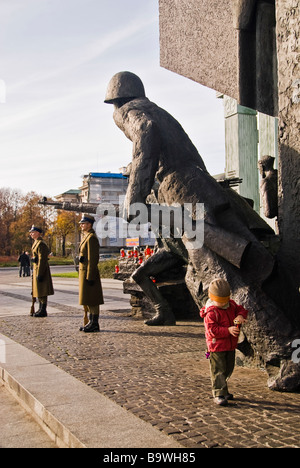 Soldaten bewachen die Gedenkstätten des Holocaust während "All Saints Day", während ein Kind stellen Kerzen auf dem Boden, Warschau, Polen Stockfoto