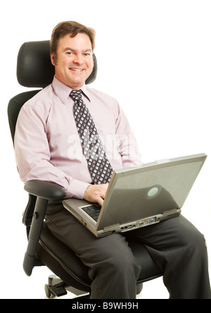 Gut aussehend Geschäftsmann sitzen und arbeiten in einem ergonomischen Stuhl isoliert auf weiß Stockfoto