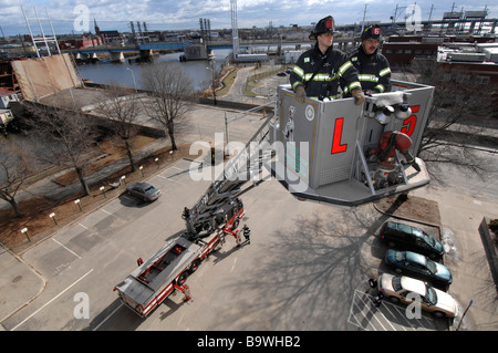 Feuerwehrleute trainieren an Eimer mit Leiterwagen Stockfoto