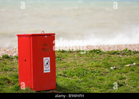 Abfalleimer für rote Hunde in der Nähe des Strandes in Sussex, England Stockfoto