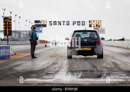 Ein Mk4 VW Golf R32 wartet an der Startlinie des Viertel Meile Drag Strip in Santa Pod Stockfoto