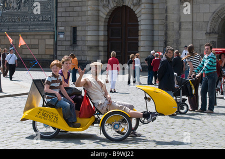 Altstadt-Fahrrad-Rikscha Mit Toursten Dresden Sachsen Deutschland Dresden Deutschland alte Stadt Rikscha mit Touristen Stockfoto