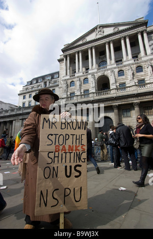 G20-Demonstration London alte Dame Demonstrant aus nationalen Sparer und Rentner Union mit Banner außerhalb der Bank von england Stockfoto