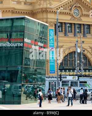 MELBOURNE BESUCHERINFORMATIONSZENTRUM MIT FLINDERS STREET BAHNHOF HINTER MELBOURNE VICTORIA AUSTRALIEN Stockfoto