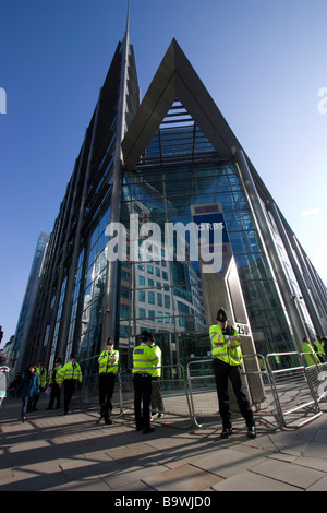 G20-Demonstration Londoner Polizei Kordon außerhalb RBS royal Bank of Scotland Kopf Büro london Stockfoto