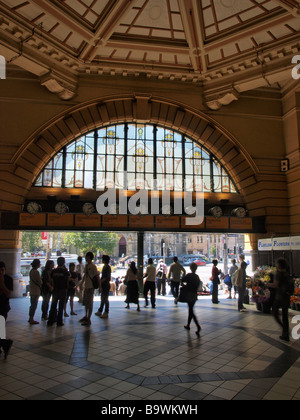 Innenraum der Flinders Street Bahnhof mit GLASFENSTERN, Melbourne, Victoria, Australien Stockfoto