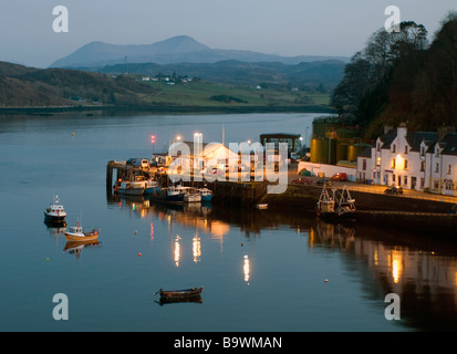 Portree Hafen bei Sonnenuntergang mit Blick auf die Sound Raasay Isle Of Skye, innere Hebriden schottischen Highlands UK SCO 2263 Stockfoto