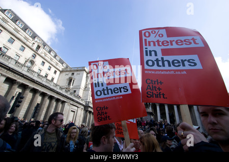 G20-Demonstration London 0 % Zinsen in anderen Demonstranten vor der Bank of England mit Plakaten Stockfoto