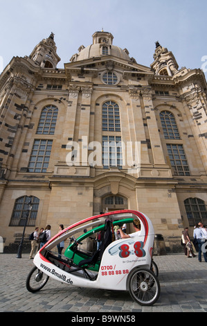 Dresden Deutschland alte Stadt Rikscha vor der Frauenkirche Stockfoto