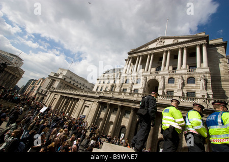 G20-Demonstration Londoner Polizeibeamte an der Wand von Royal Exchange, die Demonstranten vor der Bank of England, Threadneedle Street, London, 2009 beobachteten Stockfoto