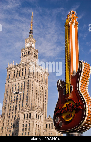 Straßen von Warschau mit der kommunistischen Palac Kultury ich Nauki Gebäude und das Hard Rock Cafe unterzeichnen, Polen, Europa. Stockfoto