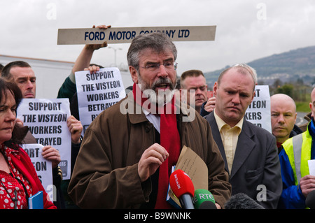 Gerry Adams und Paul Maskey auf einer Pressekonferenz, Schließung von Visteon Teile Autofabrik zu diskutieren. Stockfoto