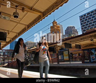 2 WEIBLICHE PASSAGIERE AUF DEM BAHNSTEIG AM BAHNHOF FLINDERS STREET MELBOURNE VICTORIA AUSTRALIA Stockfoto