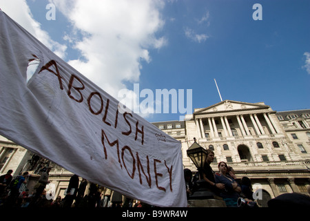 G20-Demonstration in London mit „Abosh Money“-Banner vor der Bank of England, Threadneedle Street, London, Großbritannien Stockfoto