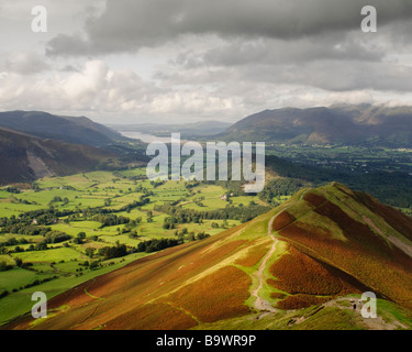 Die Aussicht über das Tal der Newlands vom Gipfel des Catbells in der Nähe von Keswick im Lake District nördlich von England Stockfoto