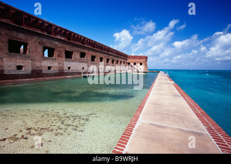 Mauern und Graben eine gemauerte Festung Fort Jefferson Dry Tortugas Florida Stockfoto