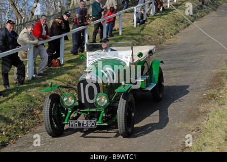 MH-7580 1925 Bentley 3 Liter Alan Minchin absteigend mit Geschwindigkeit auf der Brooklands Museum Test Hill Challenge feiert die Stockfoto