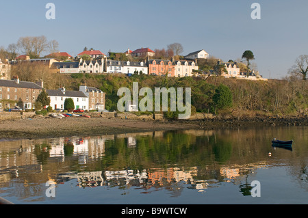 Portree Stadthäuser mit Blick auf den Hafen und den Klang der Raasay Isle Of Skye SCO 2265 Stockfoto