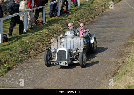 KPA 660 a 1924 37 Austin sieben spezielle Stuart Ulph absteigend mit Geschwindigkeit auf der Brooklands Museum Test Hill Challenge feiert Stockfoto