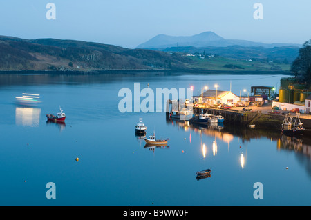 Portree Hafen bei Sonnenuntergang mit Blick auf den Sound Raasay Isle Of Skye, Inneren Hebriden schottischen Highlands UK SCO 2264 Stockfoto