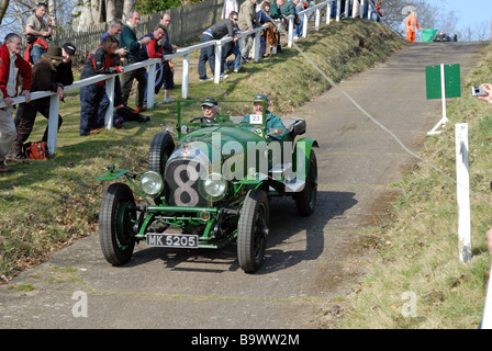 MK-5205 1926 Bentley 3 Liter James Medcalf absteigend mit Geschwindigkeit auf der Brooklands Museum Test Hill Challenge feiert die Stockfoto