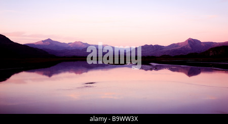 Die Berge von Snowdonia bei Sonnenuntergang von der Cob, Porthmadog. Wales. Stockfoto