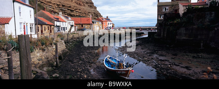 Angelboot/Fischerboot vor Anker in der Mündung Stockfoto