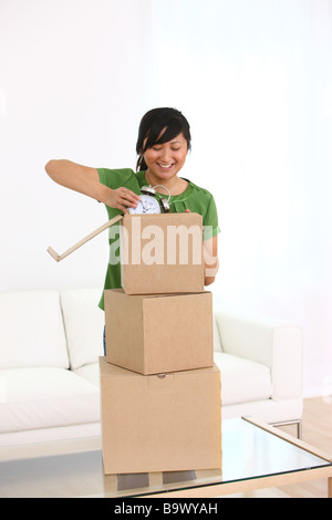 Frau Auspacken Boxen Stockfoto