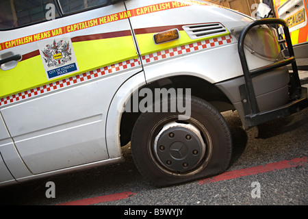 Ein Polizeiwagen mit Reifen aufgeschlitzt an G20-Proteste Stockfoto