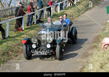 UW-7644 ein 1929 Bentley 4 5 Liter Le Mans Stanley Mann absteigend mit Geschwindigkeit auf der Brooklands Museum Test Hill Herausforderung Stockfoto