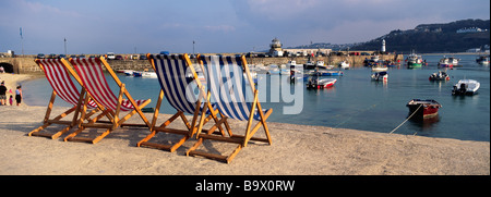 Liegestühle am Hafen Stockfoto