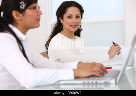 Geschäftsfrau, Blick in die Kamera Stockfoto