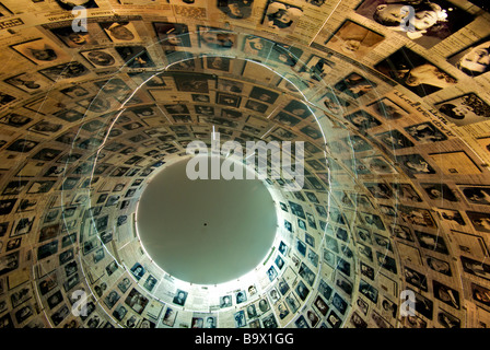 Konische Overhead Foto und Identifikation anzeigen in Halle der Namen der Holocaustopfer an Yad Vashem in Jerusalem Stockfoto