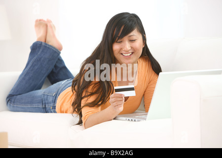 Frau mit Kreditkarte und Laptop-computer Stockfoto