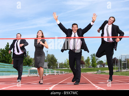 Geschäftsleute, die Ziellinie auf dem richtigen Weg Stockfoto