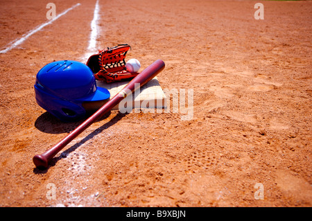 Baseball Schläger Handschuh Helm und ball Stockfoto