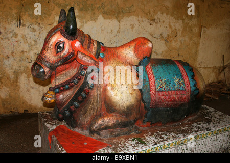 Bunten Hindu Tempel Statue der Stier Nandi, Gupteswar Höhle Schrein, Bundesstaat Orissa, Indien Stockfoto