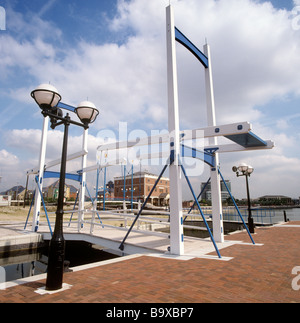 UK England Salford Quays neue hölzerne Drehbrücke über Dock Bassin Stockfoto