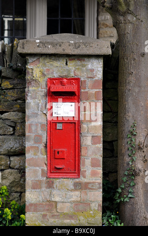 Roten Briefkasten, Long Compton, Warwickshire, England, UK Stockfoto