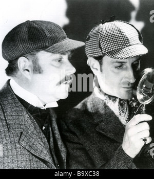 SHERLOCK HOLMES Nigel Bruce als Dr. Watson und Basil Rathbone als Holmes links Stockfoto